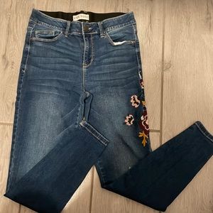 Elastic waistband with embroidered flowers on left side